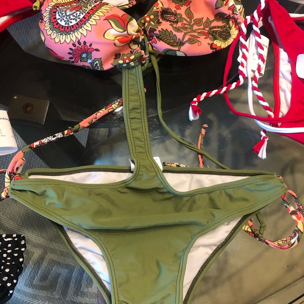 Bathing suits - Picture 9 of 12